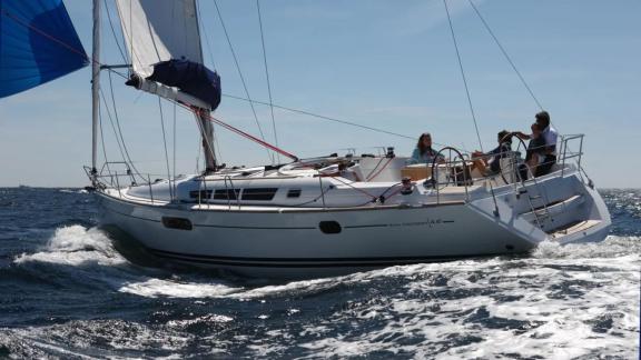 Die Segelyacht Capella 2 segelt friedlich auf dem Meer mit ihrer Crew an Bord.