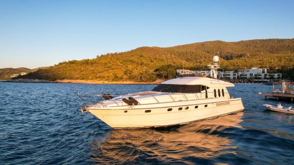 Motoryacht Carmen bei Sonnenuntergang in den Gewässern von Bodrum vor Anker.