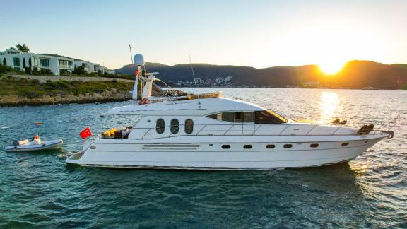 Motoryacht Carmen bei Sonnenuntergang in den Buchten von Bodrum vor Anker.