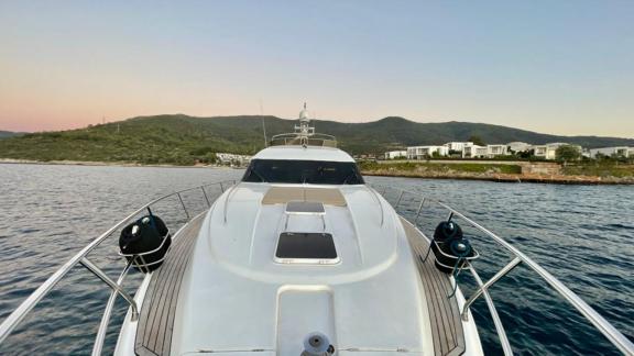 Vorderdeck der Motoryacht Carmen, vor Anker in einer ruhigen Bucht in Bodrum.