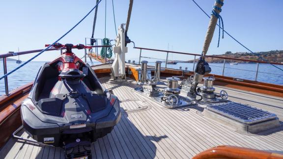 Das Deck der Gulet La Bella Vita in Bodrum, ausgestattet mit einem Jet-Ski und glänzenden Beschlägen, mit Blick auf ruhi