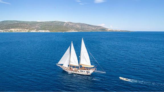 Die beeindruckende 22 Meter Gulet Castiel segelt vor der Küste von Bodrum, umgeben von tiefblauem Meer.