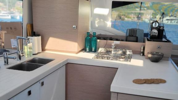 Кухня катамарана Astrea 42 предлагает практичное и стильное пространство с элегантным дизайном и современным оборудовани