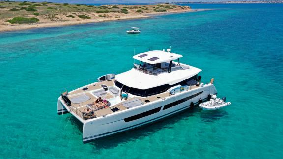 Katamaran Alena vor Anker im türkisfarbenen Wasser, ideal für Charter mit Skipper bis zu 8 Personen.