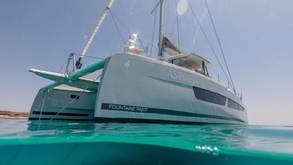 Die Katamaran-Yacht Astoria liegt ruhig im kristallklaren Wasser Griechenlands, bereit für Ihr nächstes Abenteuer.