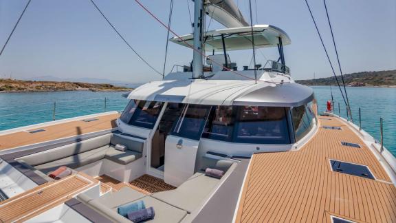 Das Vordeck der Katamaran-Yacht Astoria bietet großzügige Sitzgelegenheiten und einen Zugang zur Flybridge, ideal für En