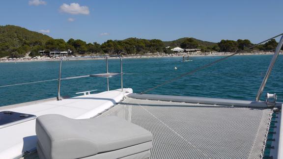 Panoramablick auf den atemberaubenden Strand von Ibiza vom Vordeck des Katamarans Atlantis. Perfekte Wahl für eine luxur