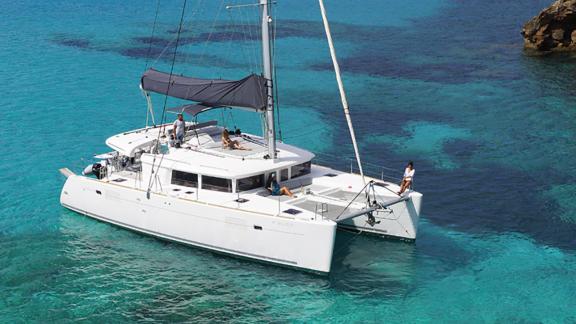 Weekly yacht charter experience on the luxury catamaran Balok in Ibiza.