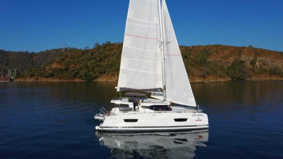 Der Katamaran Blue Orion segelt auf ruhigem Wasser.