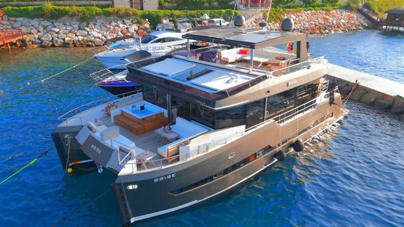 Die Katamaran-Yacht Brise beeindruckt mit luxuriösen Details am Steg von Bodrum.