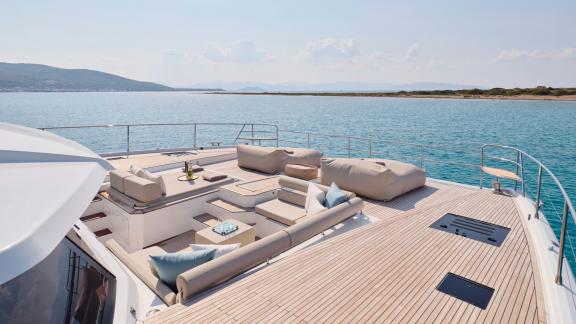 Geräumiges Sonnendeck des Fountaine Pajot Katamarans mit bequemen Sitzgelegenheiten auf ruhigem Meer.