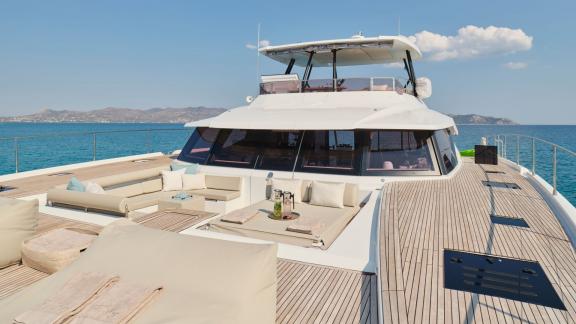 Sonnendeck der Yacht Elly mit bequemen Sitzgelegenheiten und herrlicher Aussicht auf das Meer.