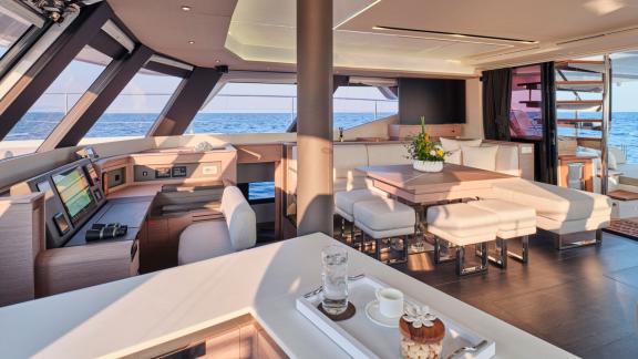 Moderner Salon und Steuerbereich der Yacht Elly mit stilvollem Interieur und Blick auf das offene Meer.