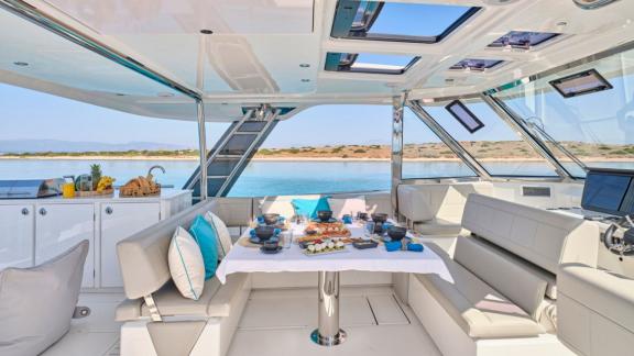 Stilvoll gedeckter Tisch mit Ausblick auf das Meer.