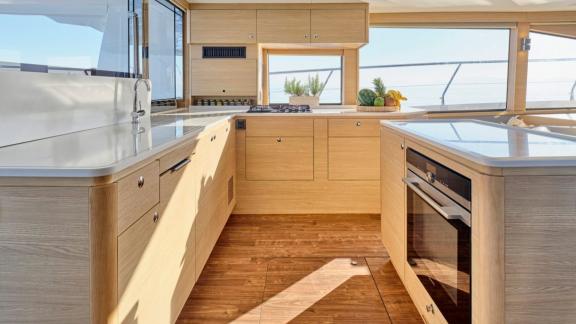 Geräumige Pantry mit eleganten Holzelementen und viel Arbeitsfläche.