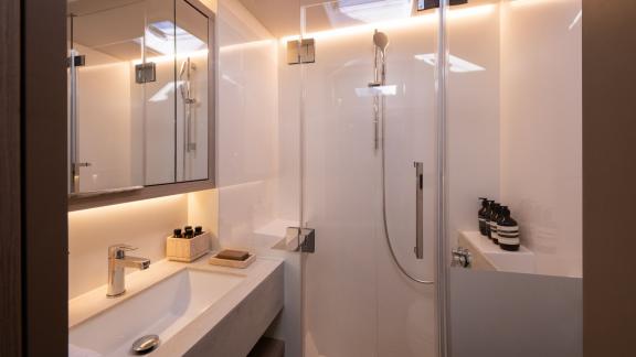 Das Badezimmer der Happy bietet modernes Design und elegante Details für ein angenehmes Raumgefühl.