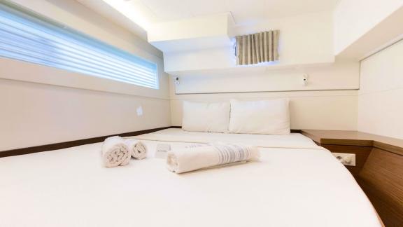 Relax in the comfortable and stylishly decorated cabin of the Hayra Lagoon 40 catamaran.