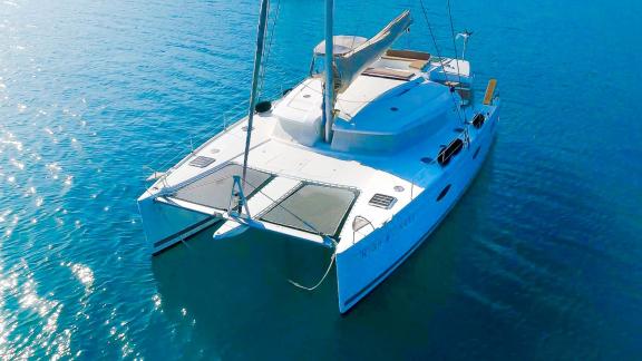 The foredeck of catamaran High Five offers comfortable seating and sunbathing areas.