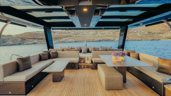 Die Flybridge des Katamarans Honeymoon bietet eine stilvolle Sitzecke mit Tisch und schafft eine angenehme Outdoor-Atmos