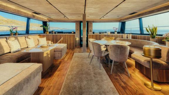 Der Salon von Honeymoon bietet Panoramafenster und stilvolles modernes Design.