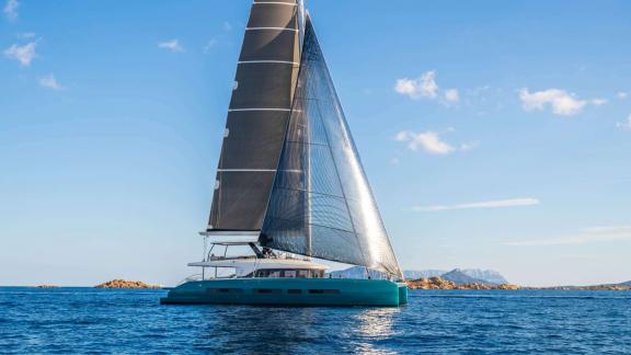 From Athens, Lagoon Eighty2 Imladris offers a graceful journey with wind and waves.