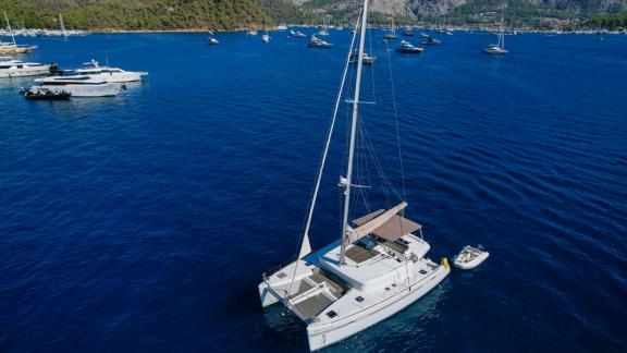 Kokopelli liegt vor Anker in Göcek mit vielen anderen Yachten im Hintergrund.