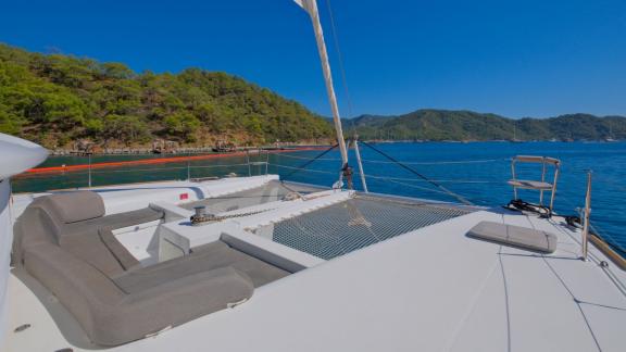Der Katamaran Kokopelli liegt vor Anker in einer Bucht bei Göcek, mit Sicht auf das Vordeck.