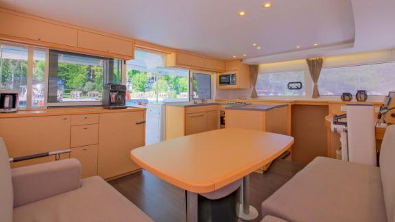 Die helle Küche und Lounge der Kokopelli bietet in Göcek maximalen Komfort beim Segelurlaub.