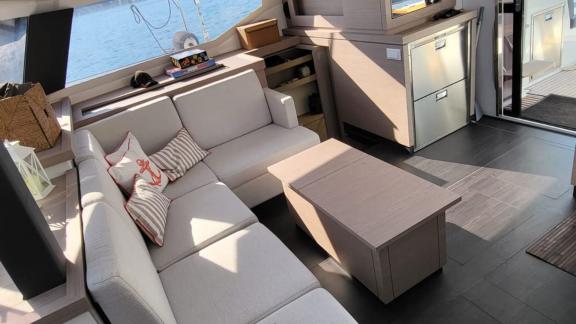 Гостиная катамарана Astrea 42 выделяется комфортной зоной отдыха и стильным декором.