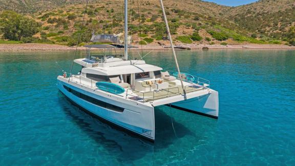 Vor Anker bei Athen bietet die Libra Katamaran Segelurlaub mit weiter Deckfläche und Meerblick.