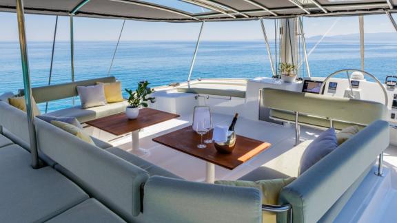 Die Libra Katamaran bei Athen bietet schattige Lounge mit Meerblick auf dem Flybridge.