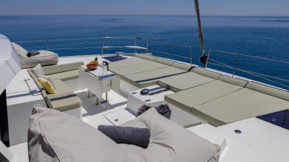 Die Libra Katamaran bei Athen bietet weiche Polster auf dem Flybridge zum Sonnenbaden.