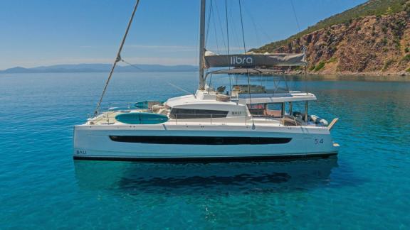 Vor Anker bei Athen bietet die Libra Katamaran eine ruhige Auszeit auf klarem Wasser.