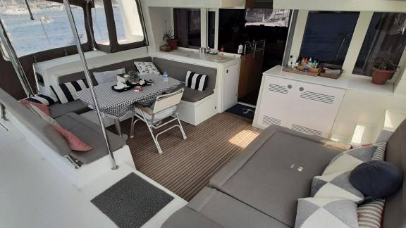 Das Cockpit des Katamarans Loryma bietet bequeme Sitzmöglichkeiten und einen Esstisch, ideal für gesellige Stunden an Bo
