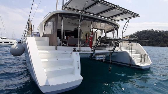 Detaillierte Heckansicht des Katamarans Loryma mit großem Cockpit und Badeplattform, perfekt für Yachtcharter in Marmari