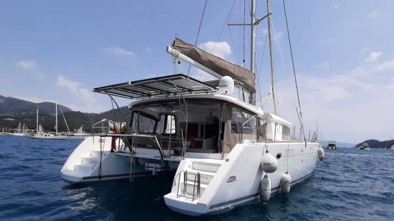 Entdecken Sie Marmaris auf dem Katamaran Loyma, ideal für eine luxuriöse Yachtcharter mit bis zu 8 Gästen.