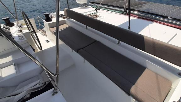Der Steuerstand des Katamarans Loryma bietet eine gepolsterte Sitzbank für entspanntes Segeln in Marmaris.