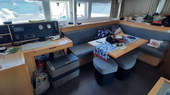 Der Essbereich des Katamarans Loryma bietet eine einladende Sitzbank und Tisch für gesellige Mahlzeiten an Bord.