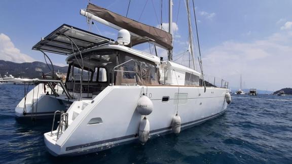 Moderner Katamaran Loryma mit großzügigem Cockpit und Segelausrüstung, vor Anker in Marmaris, umgeben von Yachten.