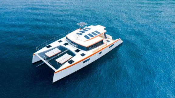 В Сплите Orange с солнечными панелями и подушками на носу выделяется на воде.