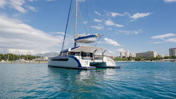 Blue isimli Luna 49 katamaran, Split şehir manzarasına karşı konforlu arka güverte ve yelken donanımıyla dikkat çekiyor.