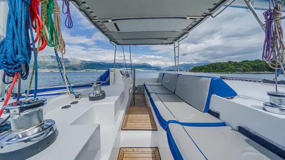 Luna 49 Blue’nun üst güvertesi renkli halatlar, tenteli oturma grubu ve deniz manzarasıyla keyifli bir alan sunuyor.