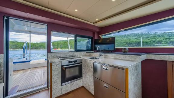 Luna 49 Blue mutfağı geniş camları, modern ekipmanları ve arka güverteye açılan kapısıyla ferah bir kullanım sunar.