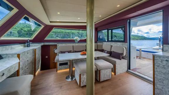 Geniş camlara sahip Luna 49 Blue salonu, konforlu oturma grubu ve doğrudan güverte erişimiyle ferah bir yaşam sunar.