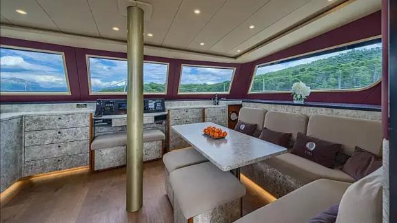 Luna 49 Blue’nun iç salonu geniş camlar, konforlu oturma grubu ve doğa manzarasıyla ferah bir yaşam alanı sunar.