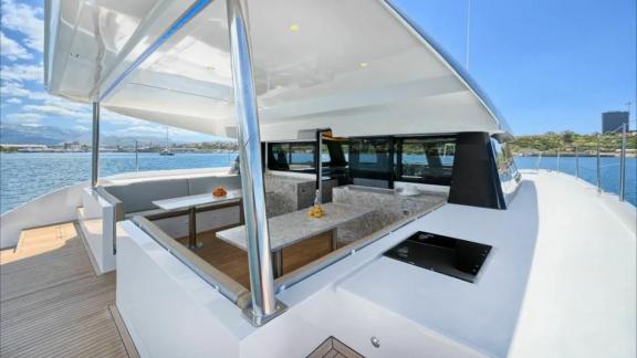 Просторная кормовая терраса с навесом и видом на море идеально подходит для отдыха и ужинов.