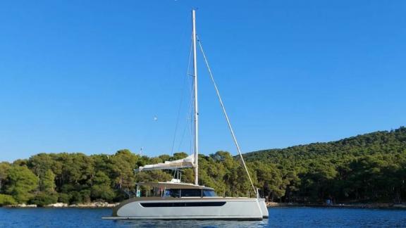 Аренда катамарана Gold модели Luna 49 в Сплите для комфортного морского отдыха.