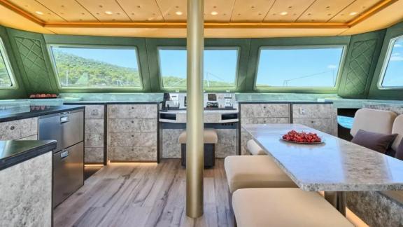 Внутренний салон катамарана Luna 49 Gold сочетает современный стиль и прекрасный морской вид.