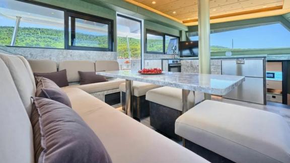 Интерьер катамарана Luna 49 Gold сочетает мягкие диваны, современную отделку и яркое освещение.