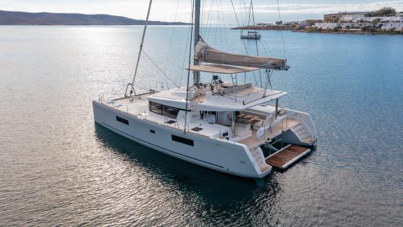 Eleganter Lagoon 52F Katamaran Madinina gleitet sanft durch die ruhigen Gewässer bei Lavrion, Griechenland.